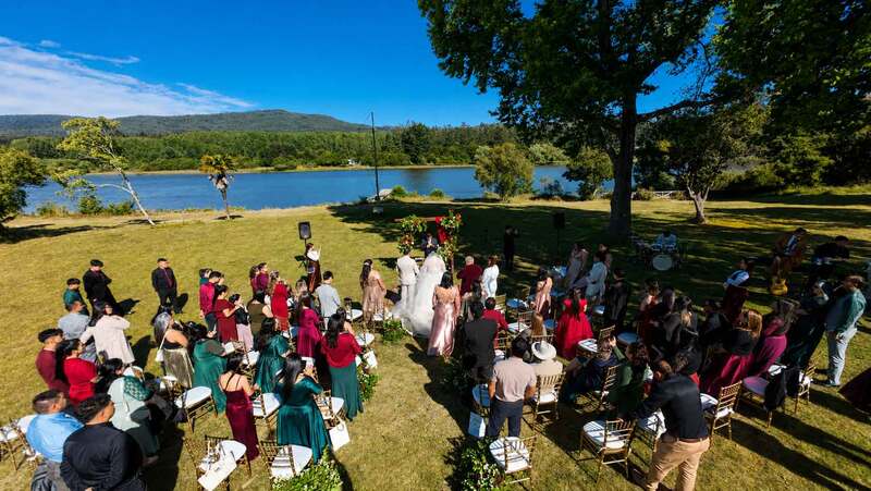 Fotografía aérea de ceremonia de boda realizada en jardín al aire libre. MatriDron